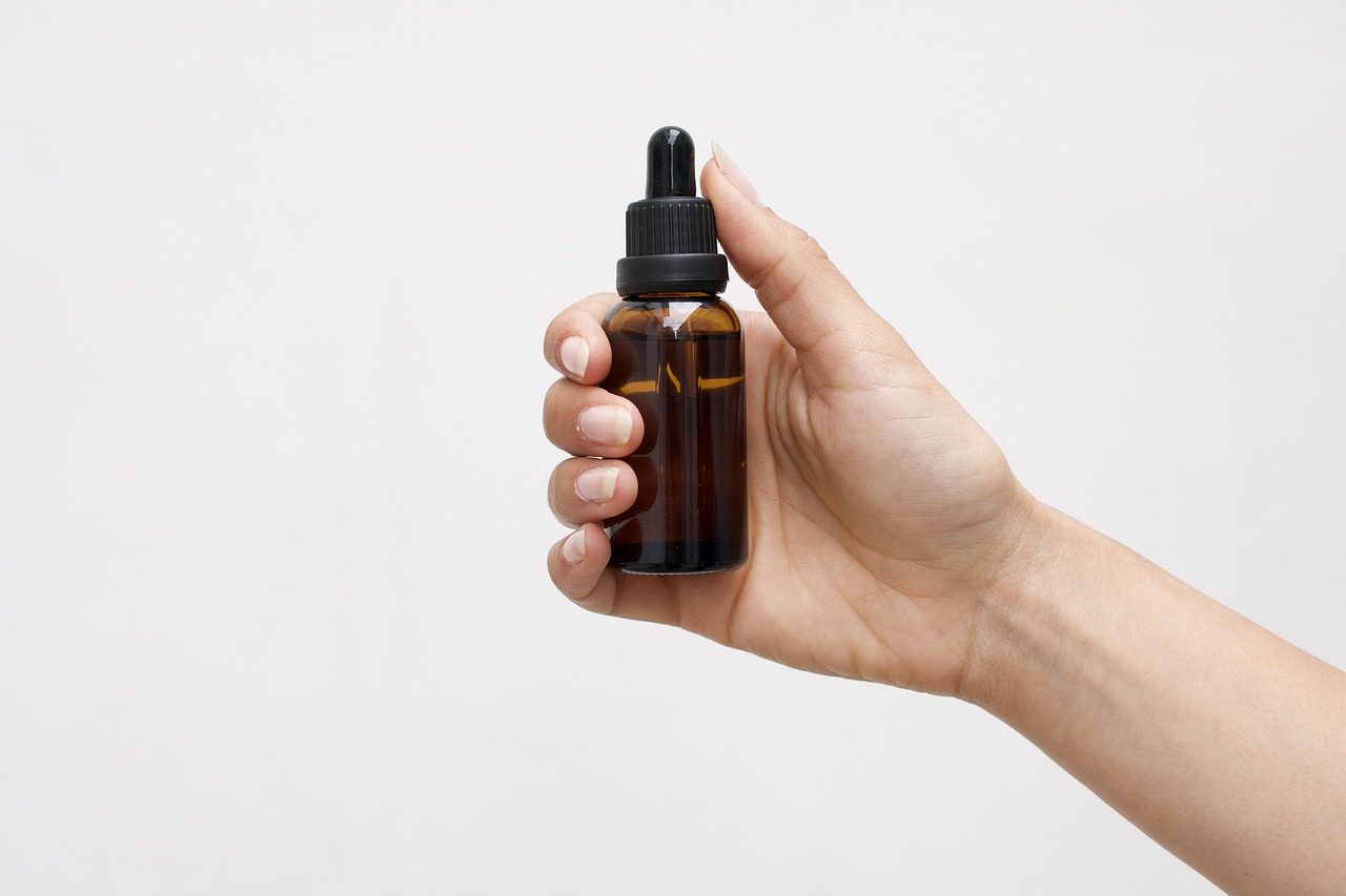 Doplnok stravy Cédrová cesta – fľaša produktu na drevenom povrchu